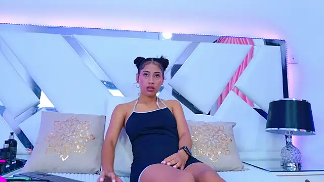 Snapshot of YesyHills chatting on February 20, 2025, 6:57 pm YesyHills online show from February 20, 2025, 6:57 pm