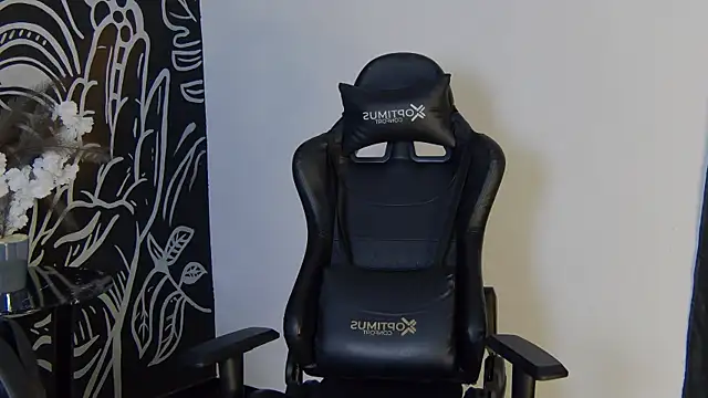 Arii moon online show from April 1, 2026, 8:06 pm