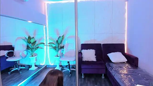 MelanieHillss online show from December 20, 2025, 4:41 am