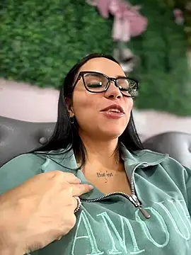 Naatalia online show from May 4, 2026, 7:32 pm