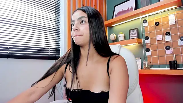 Snapshot of Bella_walker_ chatting on October 11, 2025, 2:15 pm Bella walker online show from October 11, 2025, 2:15 pm