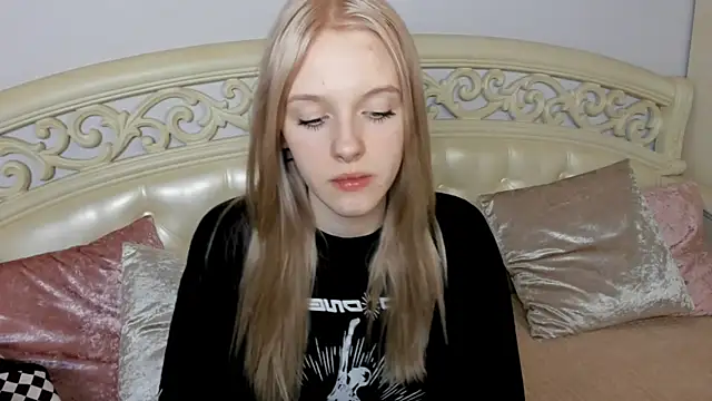 Snapshot of EdlaHewell chatting on February 14, 2025, 11:42 am EdlaHewell online show from February 14, 2025, 11:42 am