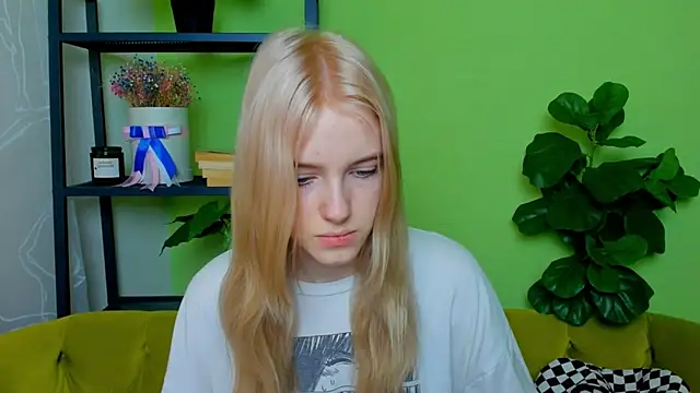 Snapshot of EdlaHewell chatting on February 17, 2025, 8:30 am EdlaHewell online show from February 17, 2025, 8:30 am