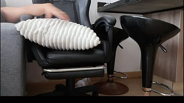 Karla Stein2025 online show from December 14, 2025, 4:01 pm