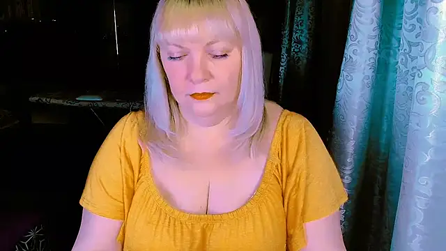 FlowerButterf online show from March 4, 2026, 10:49 pm