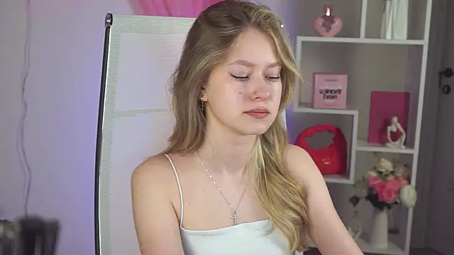 Snapshot of EveMundie chatting on May 6, 2026, 6:52 am EveMundie online show from May 6, 2026, 6:52 am