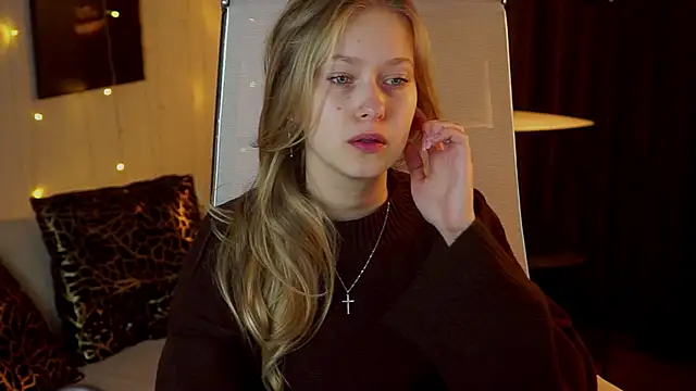 Snapshot of EveMundie chatting on June 3, 2026, 9:45 am EveMundie online show from June 3, 2026, 9:45 am