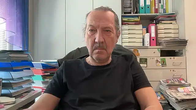 Snapshot of HMStraps01 chatting on May 5, 2026, 11:51 am HMStraps01 online show from May 5, 2026, 11:51 am