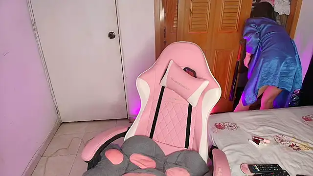 Peach Rose  online show from November 27, 2025, 9:06 pm