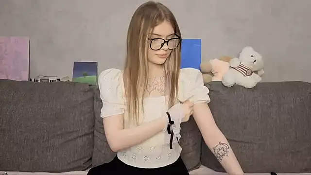 Snapshot of CarolinePepper chatting on May 23, 2026, 1:48 pm CarolinePepper online show from May 23, 2026, 1:48 pm
