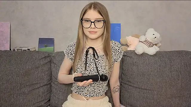 Snapshot of CarolinePepper chatting on May 24, 2026, 1:27 pm CarolinePepper online show from May 24, 2026, 1:27 pm