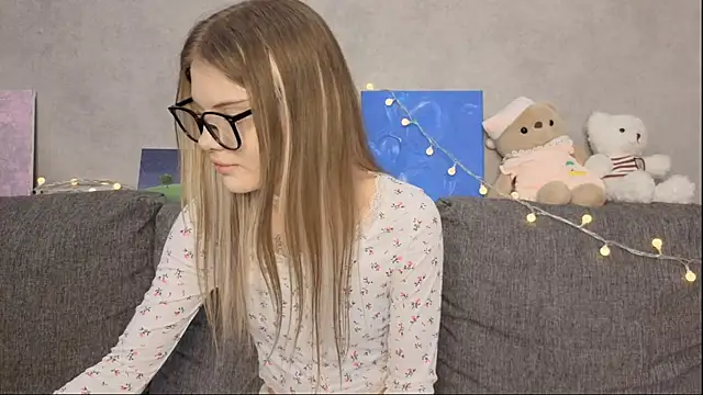 Snapshot of CarolinePepper chatting on June 3, 2026, 1:25 pm CarolinePepper online show from June 3, 2026, 1:25 pm