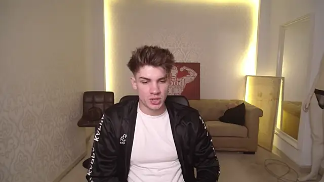 Snapshot of MaxKaiden chatting on March 4, 2025, 5:21 am MaxKaiden online show from March 4, 2025, 5:21 am