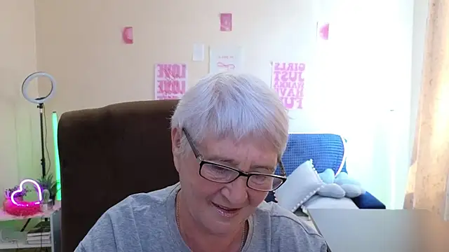 Snapshot of Sandra_Snowflake chatting on June 15, 2026, 12:07 pm Sandra Snowflake online show from June 15, 2026, 12:07 pm