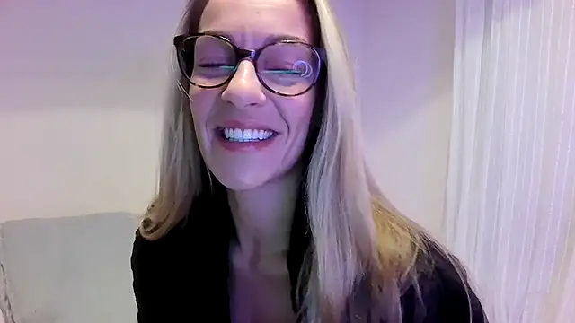 Snapshot of Edenfox- chatting on October 24, 2025, 10:06 pm Edenfox- online show from October 24, 2025, 10:06 pm