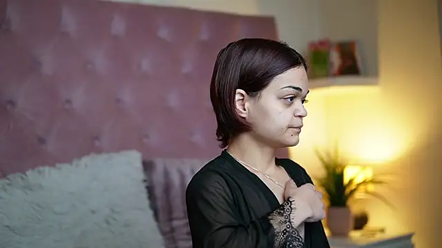 Snapshot of MaiaMini chatting on December 2, 2025, 10:05 pm MaiaMini online show from December 2, 2025, 10:05 pm