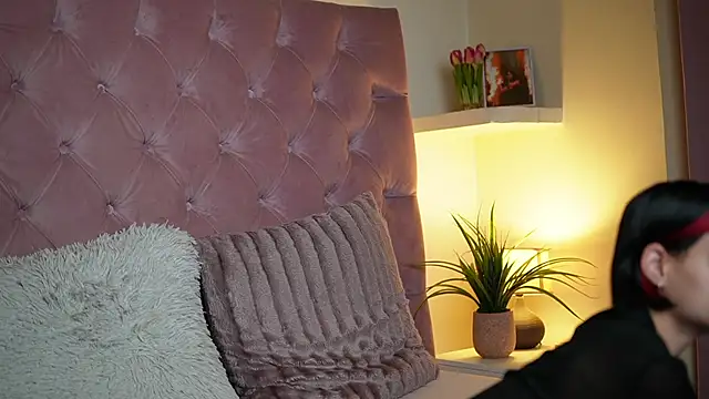 Snapshot of MaiaMini chatting on December 18, 2025, 9:10 pm MaiaMini online show from December 18, 2025, 9:10 pm