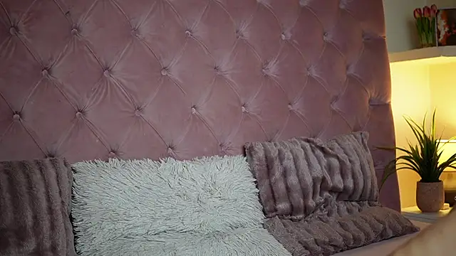 Snapshot of MaiaMini chatting on January 13, 2026, 8:58 pm MaiaMini online show from January 13, 2026, 8:58 pm