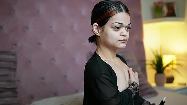 Snapshot of MaiaMini chatting on February 21, 2026, 10:33 pm MaiaMini online show from February 21, 2026, 10:33 pm