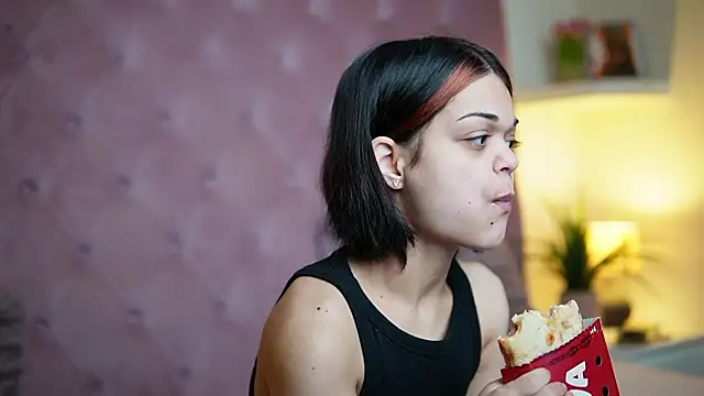 Snapshot of MaiaMini chatting on February 24, 2026, 11:36 pm MaiaMini online show from February 24, 2026, 11:36 pm