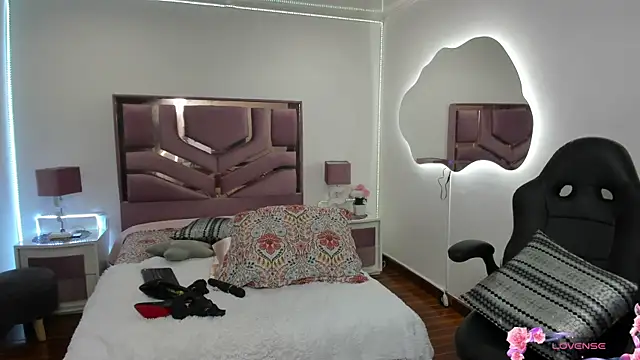 Snapshot of MollyCraft chatting on February 17, 2025, 3:20 pm MollyCraft online show from February 17, 2025, 3:20 pm