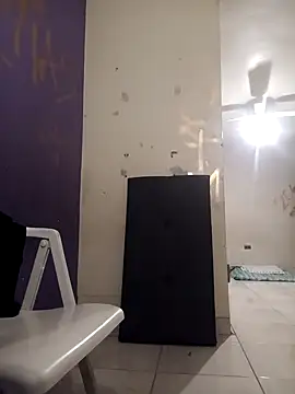 Snapshot of LeonRoots chatting on October 29, 2025, 6:59 am LeonRoots online show from October 29, 2025, 6:59 am