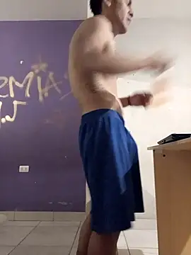 Snapshot of LeonRoots chatting on October 31, 2025, 7:53 am LeonRoots online show from October 31, 2025, 7:53 am