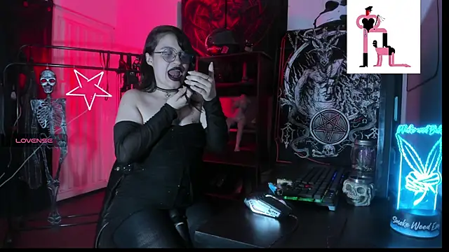 Snapshot of OnyxDiosaGotica chatting on November 17, 2025, 12:49 am OnyxDiosaGotica online show from November 17, 2025, 12:49 am