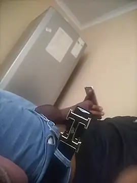 Snapshot of TwistedR chatting on November 17, 2025, 4:40 am TwistedR online show from November 17, 2025, 4:40 am