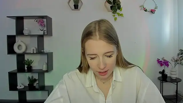 Snapshot of AnnNorriss chatting on March 9, 2025, 9:35 am AnnNorriss online show from March 9, 2025, 9:35 am