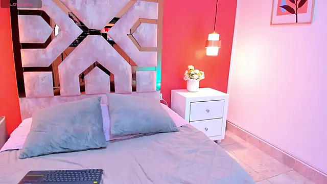 Zamira Taylor online show from October 10, 2025, 11:37 pm