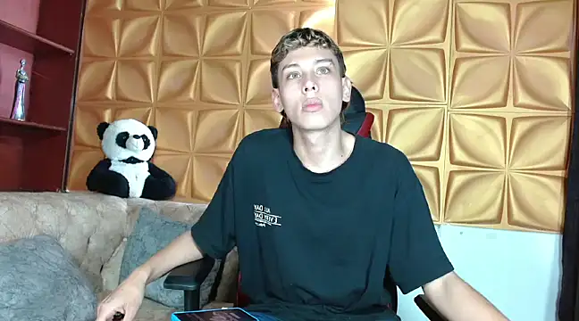 Snapshot of Noahoconor chatting on February 19, 2025, 8:20 pm Noahoconor online show from February 19, 2025, 8:20 pm