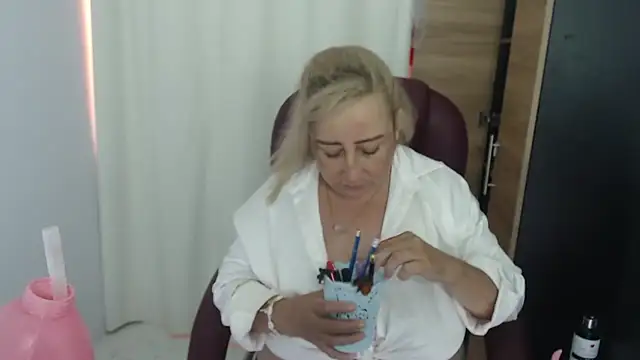 Snapshot of Mature_2025 chatting on June 10, 2026, 3:22 pm Mature 2025 online show from June 10, 2026, 3:22 pm