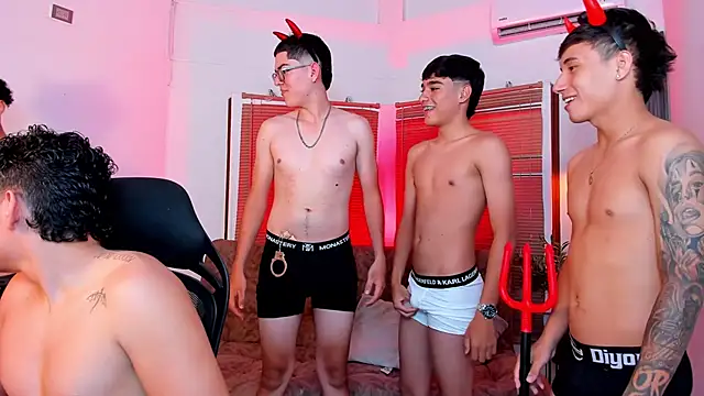 Snapshot of Fun_BoysW chatting on October 31, 2025, 8:21 pm Fun BoysW online show from October 31, 2025, 8:21 pm