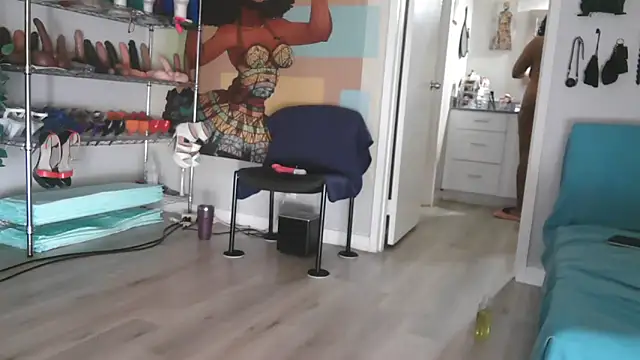 Queenanitadix online show from October 15, 2025, 6:19 pm