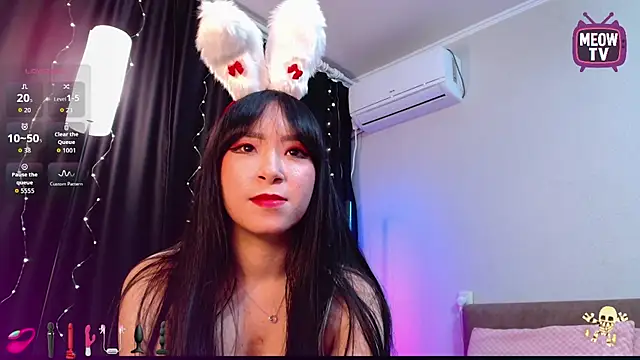 miyakimi0101 online show from November 17, 2025, 11:43 pm