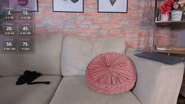 Lucia Brown  online show from October 2, 2025, 6:48 pm