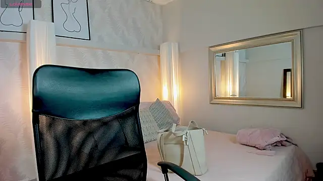 Lucia Brown  online show from November 12, 2025, 6:19 pm