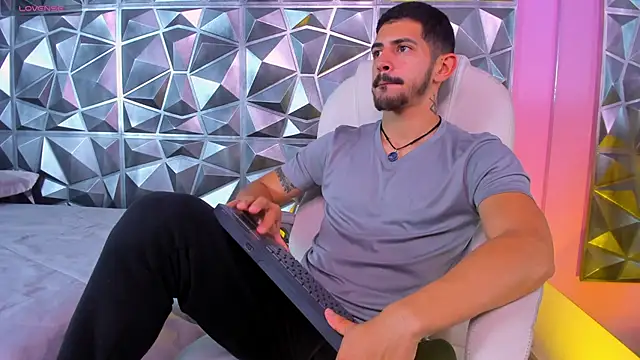 AlejandroStormm online show from January 7, 2026, 8:33 pm