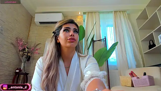 Snapshot of Bella_Posh chatting on August 1, 2026, 6:34 am Bella Posh online show from August 1, 2026, 6:34 am