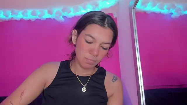 Snapshot of violett_24_ chatting on March 5, 2025, 12:55 pm violett 24 online show from March 5, 2025, 12:55 pm