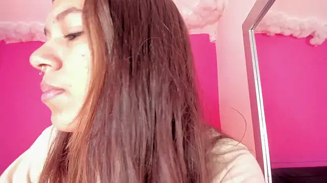 Snapshot of violett_24_ chatting on March 7, 2025, 12:34 pm violett 24 online show from March 7, 2025, 12:34 pm