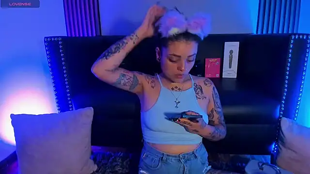 ChloeAllennn online show from January 18, 2026, 4:55 pm