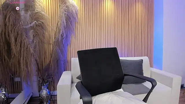 Snapshot of Ivaannaa_ chatting on March 14, 2025, 1:13 pm Ivaannaa online show from March 14, 2025, 1:13 pm