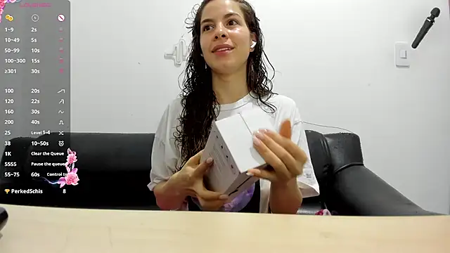 Snapshot of jessyegoldenn chatting on July 27, 2026, 2:46 pm jessyegoldenn online show from July 27, 2026, 2:46 pm
