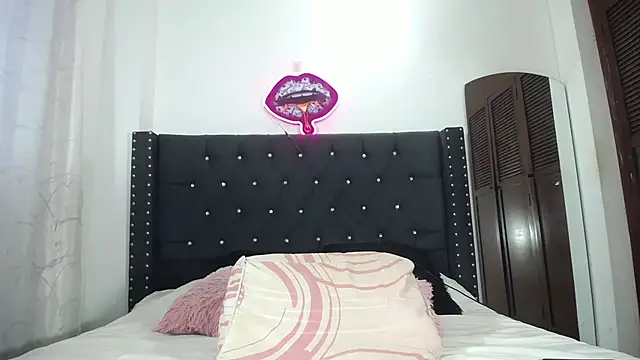 Snapshot of AprilHotty chatting on October 28, 2025, 8:22 pm AprilHotty online show from October 28, 2025, 8:22 pm