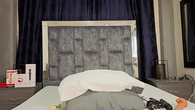 Snapshot of Effie_cooper chatting on October 11, 2025, 8:51 pm Effie cooper online show from October 11, 2025, 8:51 pm