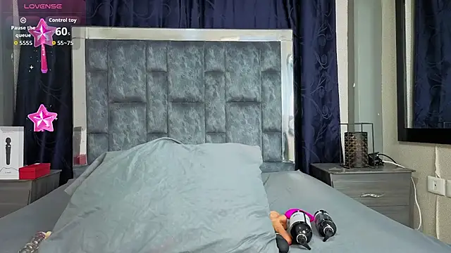 Snapshot of Effie_cooper chatting on October 14, 2025, 8:09 pm Effie cooper online show from October 14, 2025, 8:09 pm