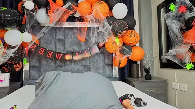 Snapshot of Effie_cooper chatting on October 27, 2025, 7:18 pm Effie cooper online show from October 27, 2025, 7:18 pm