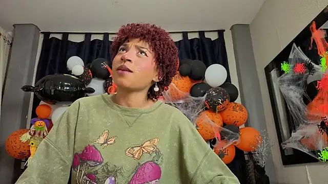 Snapshot of Effie_cooper chatting on October 31, 2025, 7:26 pm Effie cooper online show from October 31, 2025, 7:26 pm